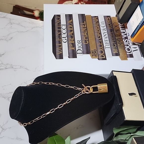 Louis Vuitton lock π and key π set on a gold tone hardware chain - Picture 9 of 12